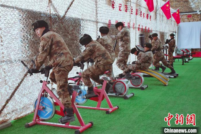 圖為阿里軍分區(qū)某邊防團官兵在陽光房里鍛煉?！詵| 攝