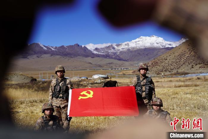 指導(dǎo)員楊磊帶領(lǐng)官兵重溫入黨誓詞?！∥鞑厣侥宪姺謪^(qū)某團(tuán)供圖