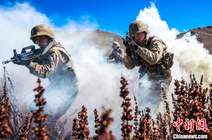 官兵正在進(jìn)行戰(zhàn)術(shù)綜合訓(xùn)練。　西藏山南軍分區(qū)某團(tuán)供圖