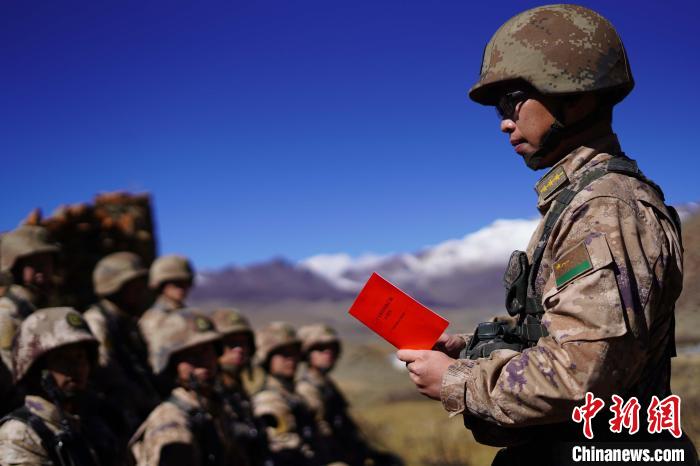 訓(xùn)練間隙，楊磊正在為官兵作宣講?！∥鞑厣侥宪姺謪^(qū)某團(tuán)供圖