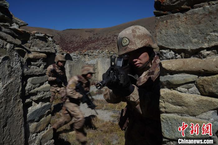官兵正在進(jìn)行戰(zhàn)術(shù)綜合訓(xùn)練。　西藏山南軍分區(qū)某團(tuán)供圖