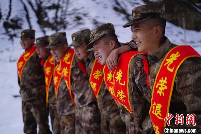 退伍老兵合照留念?！∥鞑厣侥宪姺謪^(qū)某團(tuán)供圖