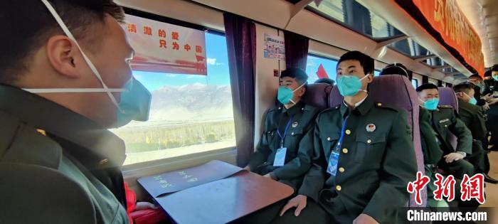 退伍老兵乘坐在退伍專列?！∥鞑厣侥宪姺謪^(qū)某團(tuán)供圖