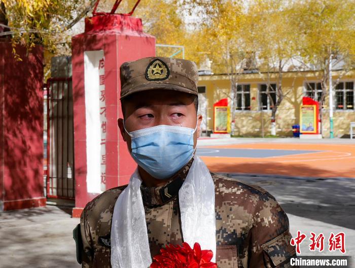 圖為什布奇邊防連退伍老兵臨別前再看一眼連隊?！詵| 攝