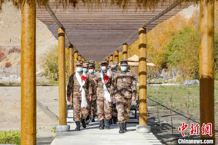 圖為什布奇邊防連退伍老兵臨別前再看一眼連隊?！詵| 攝