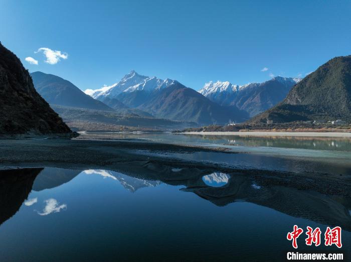 西藏林芝雅魯藏布江和遠(yuǎn)處的雪山?！《拘?攝