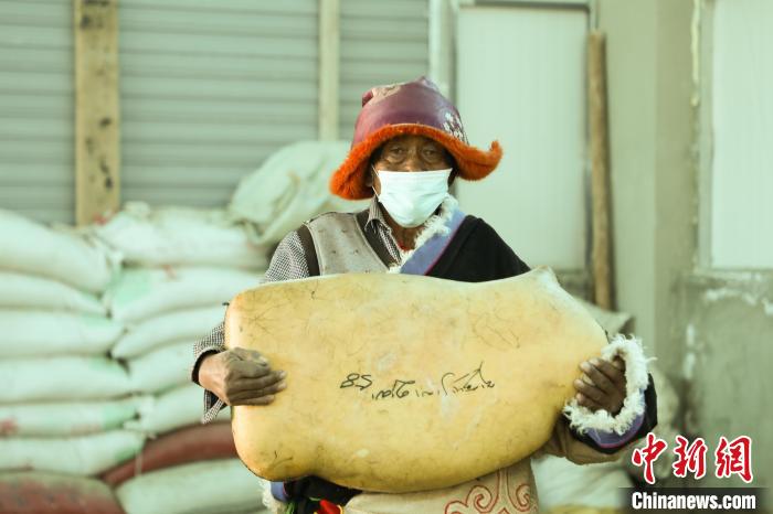圖為茶措村牧區(qū)改革合作社酥油分紅現(xiàn)場?！∷骼嗜是?攝