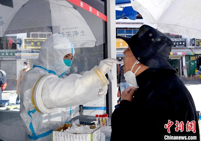 12月7日，拉薩市民正在進(jìn)行核酸檢測(cè)?！±盍?攝