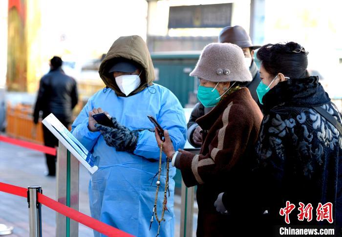 12月7日，拉薩市民掃碼進(jìn)入銀行辦理業(yè)務(wù)?！±盍?攝
