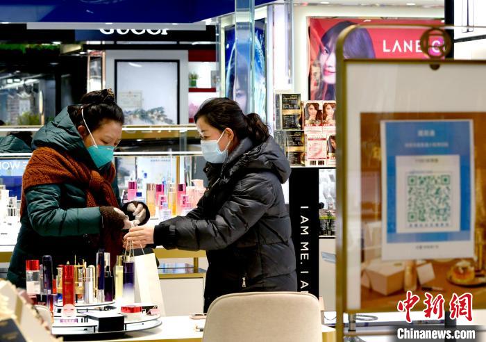 12月7日，拉薩，市民掃碼進(jìn)入拉薩百貨大樓選購(gòu)護(hù)膚品?！±盍?攝