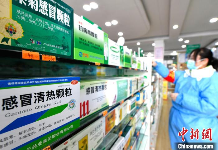 12月7日，拉薩宇拓路一藥店工作人員正在整理店內(nèi)的感冒類(lèi)藥品。　李林 攝
