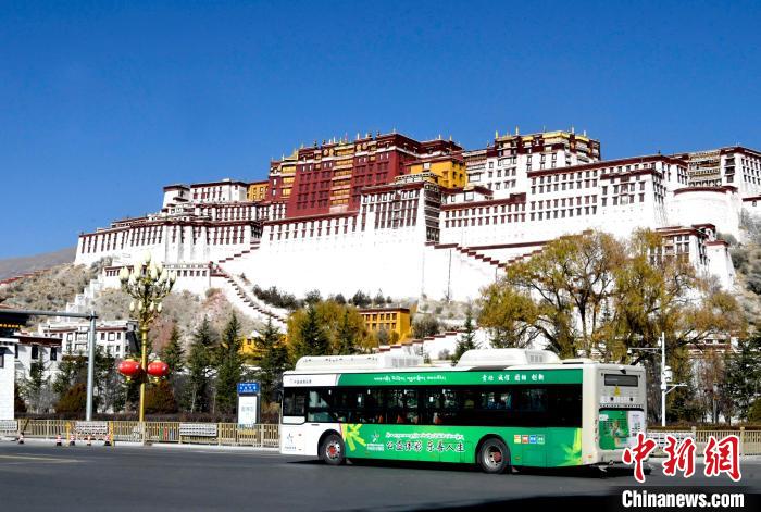 12月7日，一輛公交車(chē)從拉薩市城關(guān)區(qū)北京中路駛過(guò)?！±盍?攝