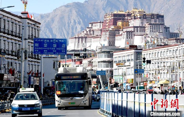12月7日，一輛公交車(chē)從拉薩市城關(guān)區(qū)北京東路駛過(guò)?！±盍?攝