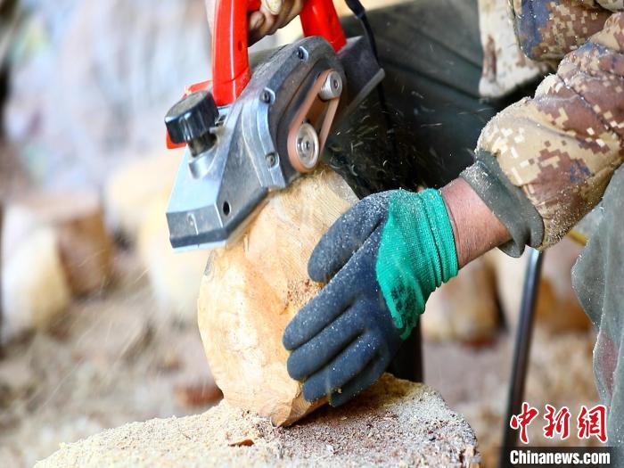 圖為手工藝人正在制作木碗。　德吉 　攝