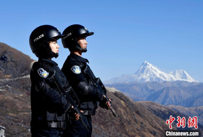 1月6日，移民警察在執(zhí)勤。　李林 攝