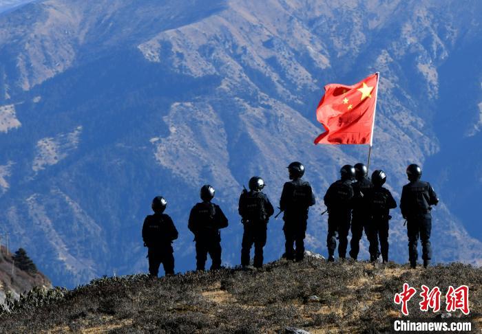 1月6日，移民警察在執(zhí)勤?！±盍?攝
