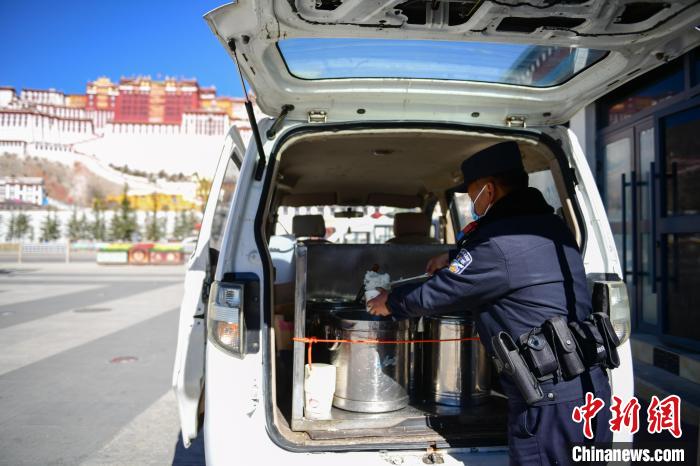 圖為1月23日，布達拉宮廣場派出所民警正在打午飯?！∝暩聛硭?攝