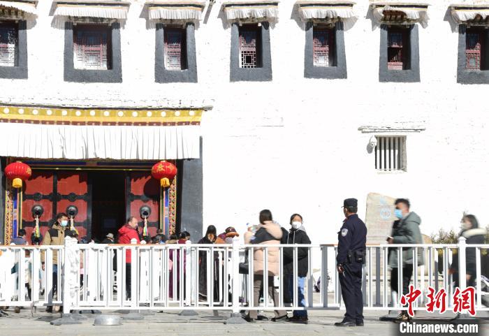 圖為1月23日，布達拉宮廣場派出所民警正在引導(dǎo)游客。　貢嘎來松 攝