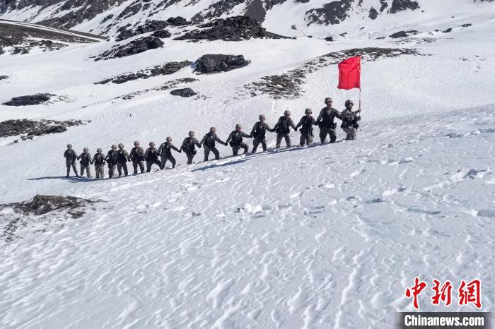 春節(jié)期間，西藏軍區(qū)山南軍分區(qū)某邊防團(tuán)官兵踏雪巡邊?！〉┰鰰x美 攝