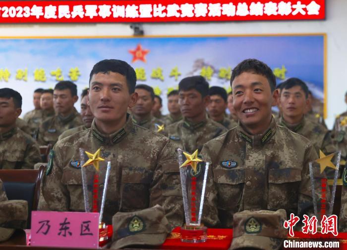 表彰大會上，獲獎選手開心瞬間。　吳蒙昆 攝