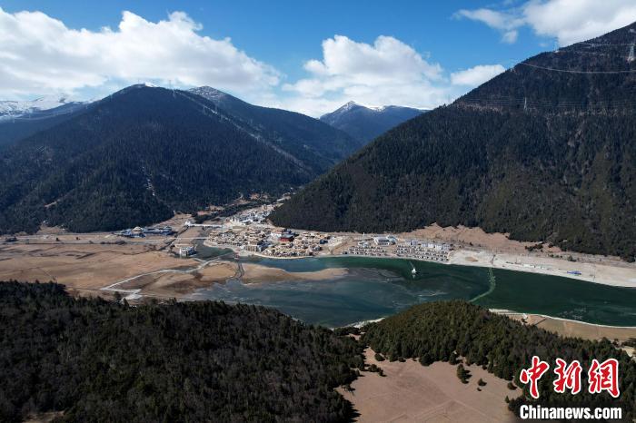 2月17日，西藏林芝魯朗小鎮(zhèn)。(無人機照片) 李林 攝
