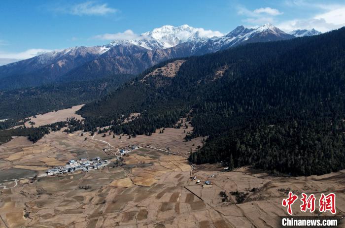 2月17日，西藏林芝魯朗小鎮(zhèn)周邊雪山與牧場。(無人機照片) 李林 攝