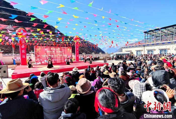 文藝活動全景?！∶⒖悼h委宣傳部供圖