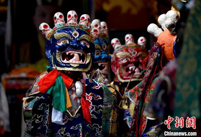 2月19日，楚布寺僧人們佩戴面具準(zhǔn)備參加跳神活動?！±盍?攝