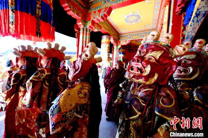 2月19日，楚布寺僧人們佩戴面具準(zhǔn)備參加跳神活動?！±盍?攝
