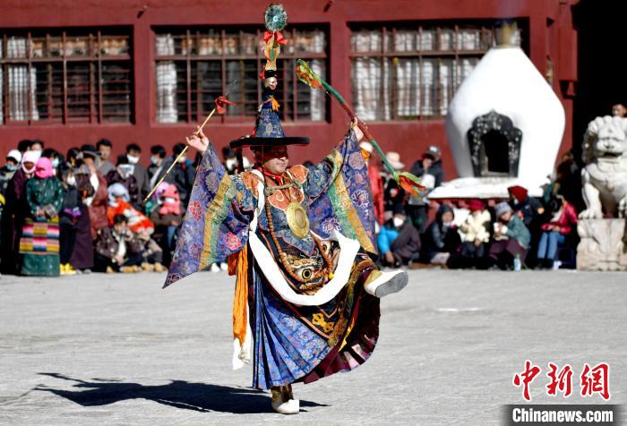 2月19日，楚布寺僧人參加跳神活動?！±盍?攝