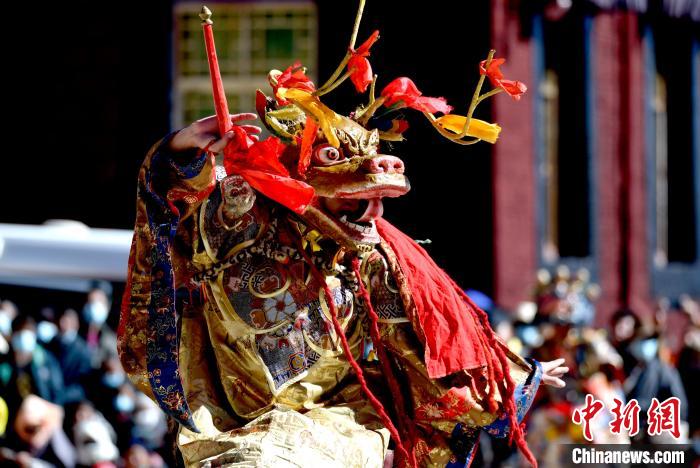 2月19日，楚布寺僧人佩戴面具參加跳神活動?！±盍?攝