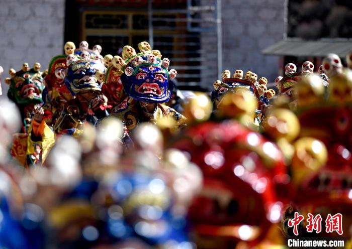 2月19日，楚布寺僧人們佩戴面具參加跳神活動?！±盍?攝