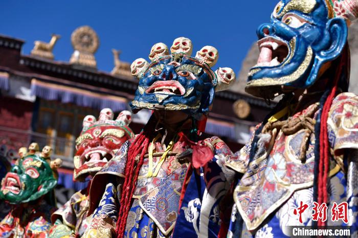 2月19日，楚布寺僧人們佩戴面具參加跳神活動?！±盍?攝