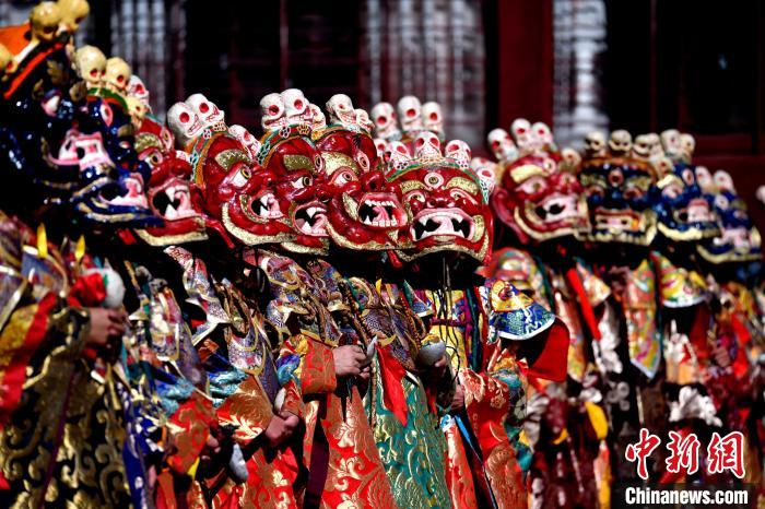 2月19日，楚布寺僧人們佩戴面具參加跳神活動?！±盍?攝