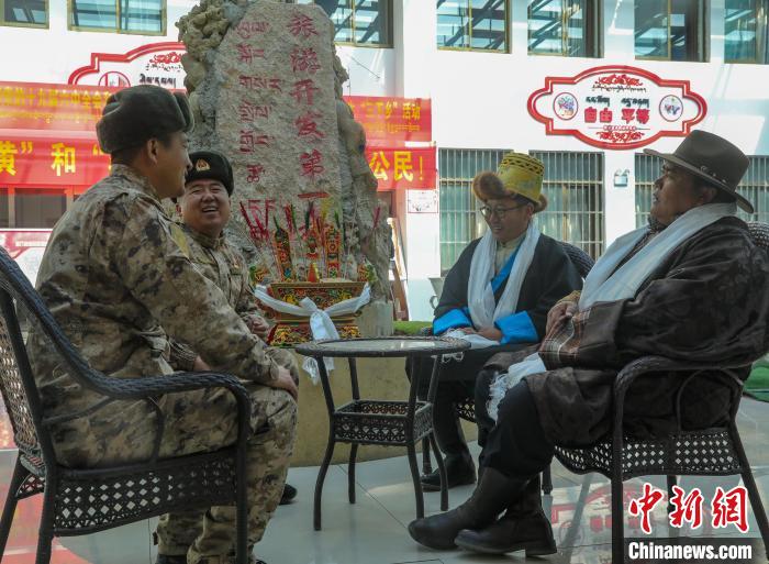 圖為阿里軍分區(qū)某邊防團官兵與駐地群眾拉家常?！詵| 攝