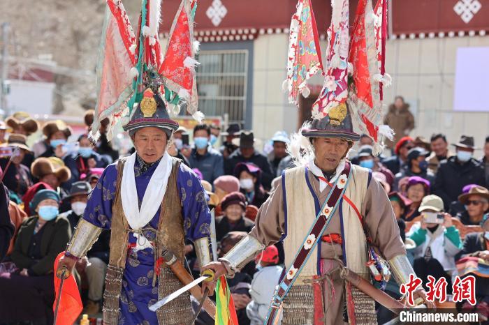 圖為兩位藝人表演瓊結(jié)“果孜”舞?！愔闈扇?攝