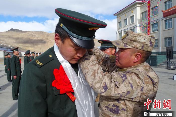 卸下軍銜等標識?！⒖≥x 攝