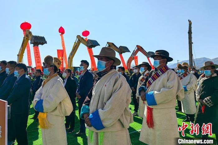各方代表參加集中開(kāi)復(fù)工儀式。　尼瑪卓嘎 攝