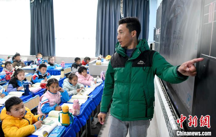 3月14日，西藏拉薩市第一小學(xué)藏語(yǔ)文老師拉巴次仁在課堂上?！±盍?攝
