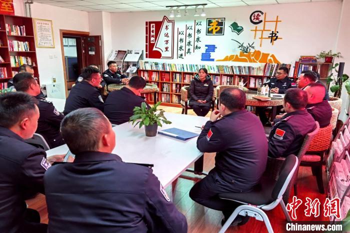 圖為亞?wèn)|出入境邊防檢查站民警與銀行業(yè)務(wù)人員進(jìn)行金融知識(shí)深入交流?！『?攝