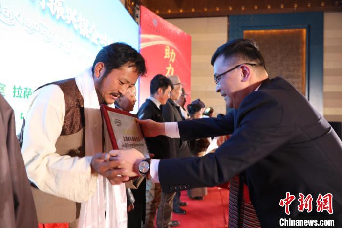 圖為拉薩市銀企對(duì)接洽談會(huì)現(xiàn)場(chǎng)?！「裆愔?攝