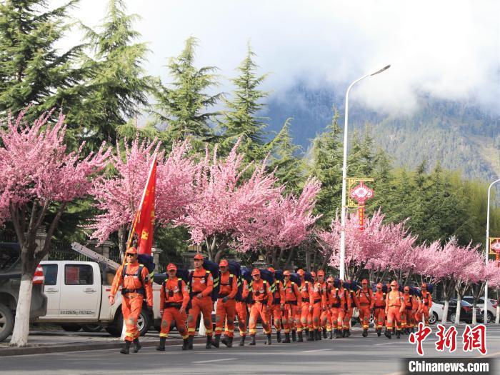 消防員在徒步前行。　西繞拉翁 攝