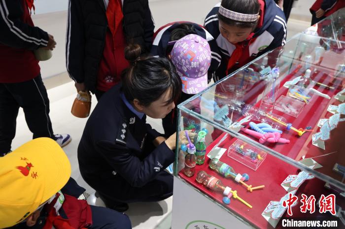 圖為亞東邊檢站民警為駐地小學(xué)生開展禁毒教育?！『?攝