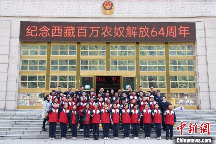 圖為亞東邊檢站民警代表與駐地小學(xué)師生代表合影留念?！『?攝
