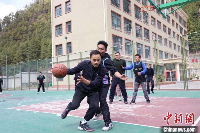 圖為亞東邊檢站民警與駐地農(nóng)業(yè)銀行代表開展籃球友誼賽?！『?攝