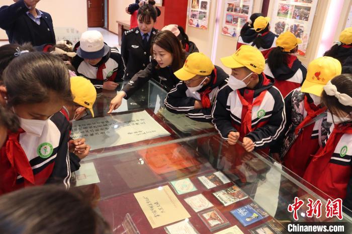 圖為亞東邊檢站民警為駐地小學(xué)生講解該站榮譽發(fā)展史?！『?攝