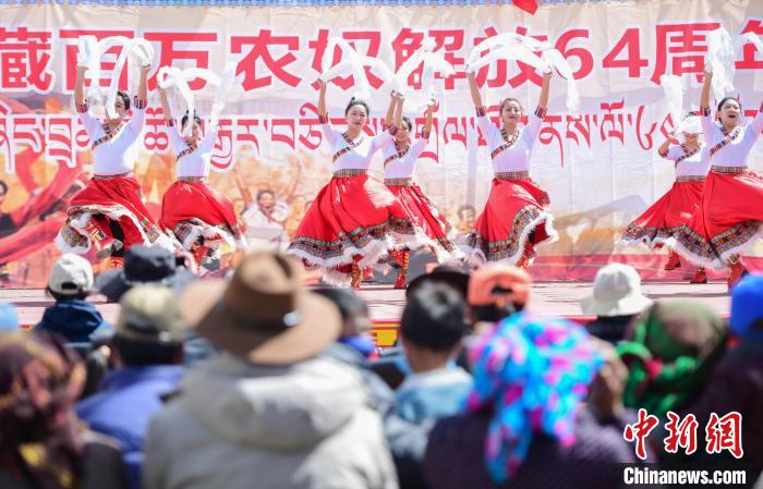 圖為墨竹工卡縣龍珠崗村，文藝演出現(xiàn)場(chǎng)?！∝暩聛硭?攝
