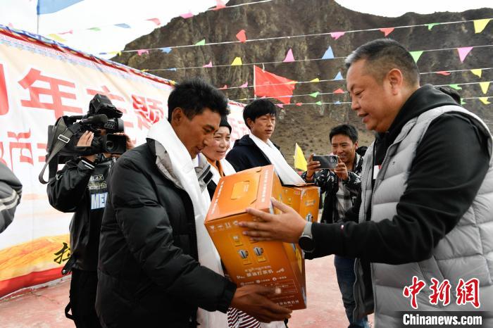 圖為墨竹工卡縣龍珠崗村，慰問活動(dòng)現(xiàn)場(chǎng)?！∝暩聛硭?攝