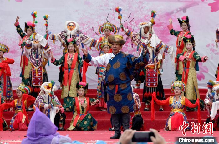3月28日，西藏林芝第二十屆桃花旅游文化節(jié)開幕式上的文藝表演。　李林 攝