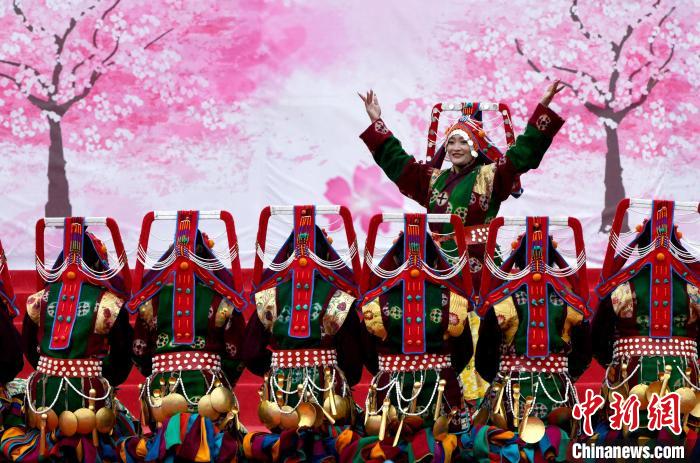 3月28日，西藏林芝第二十屆桃花旅游文化節(jié)開幕式上的文藝表演?！±盍?攝